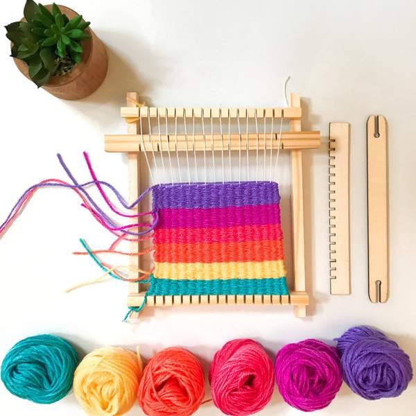 Loom knitting: How to use a knitting loom and the kit you need