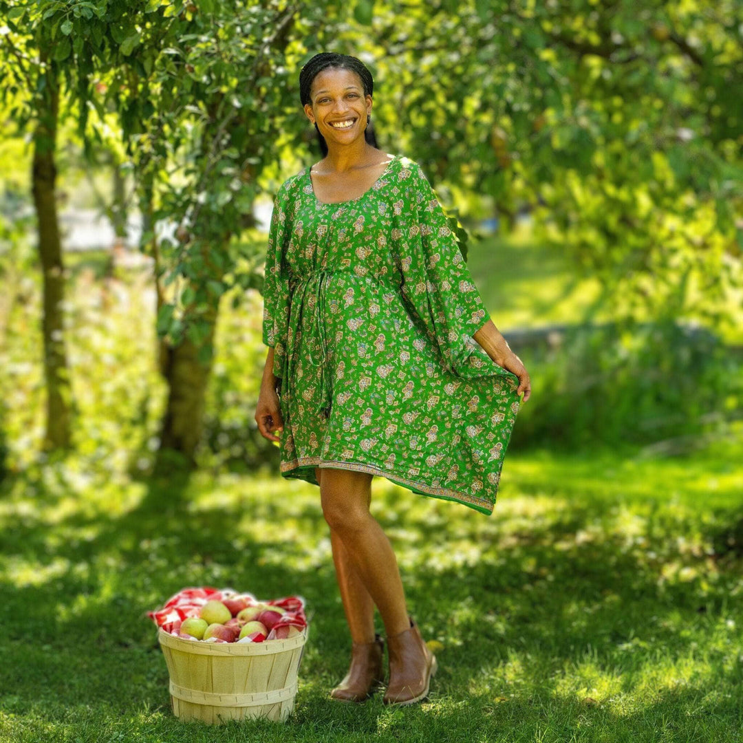 Woman wearing green short kaftan
