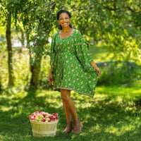 Woman wearing green short kaftan