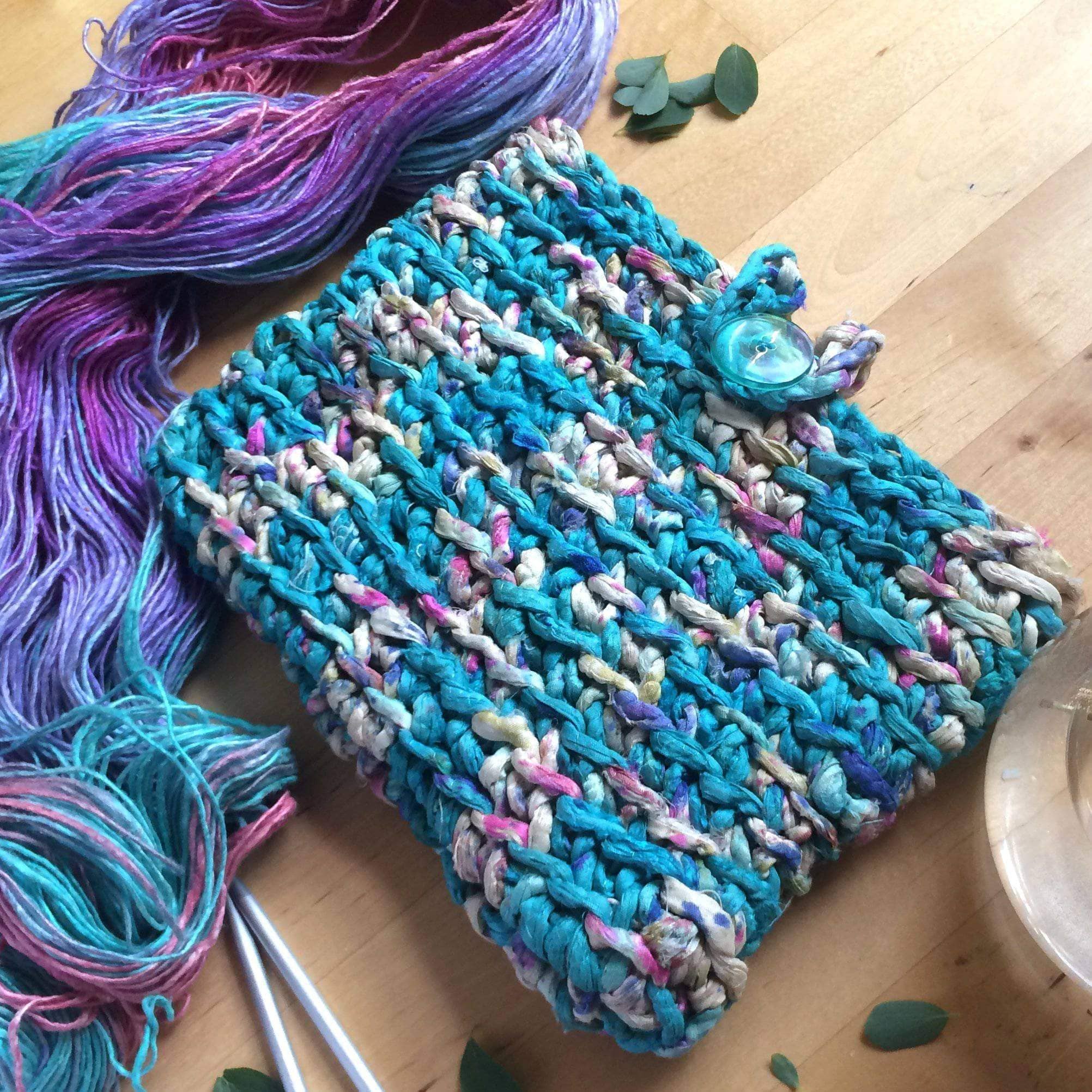 FREE PATTERN FRIDAY: Cut The Cord Crochet Clutch - Darn Good Yarn