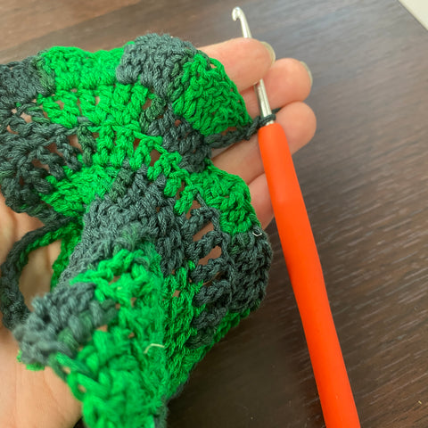 How to crochet a blanket: crochet stitches in progress