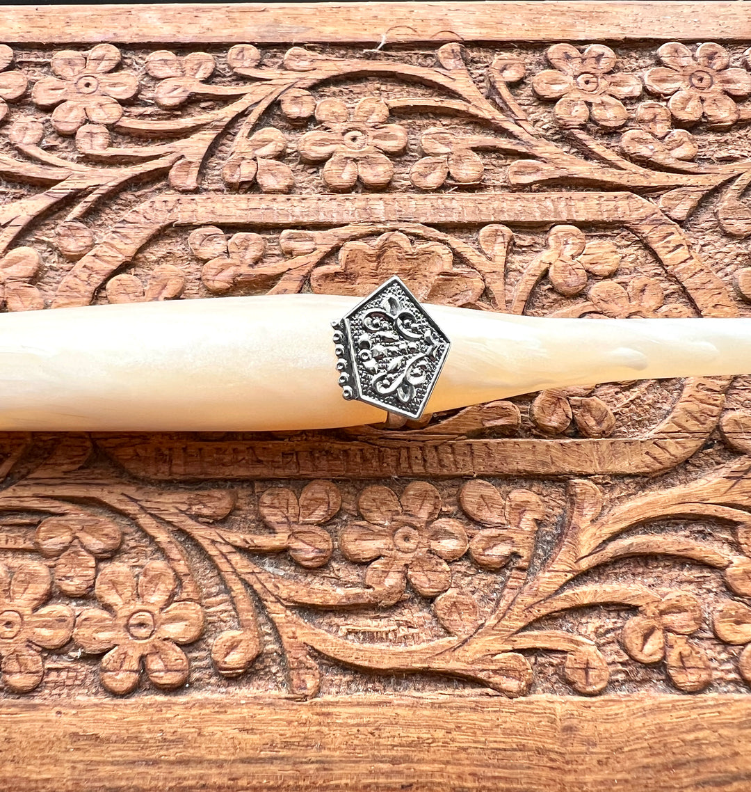 Darn Good Yarn: Sam's Serendipity Finds - Live Auction Item: Sterling Silver Ring Size 5, Clothing and Accessories