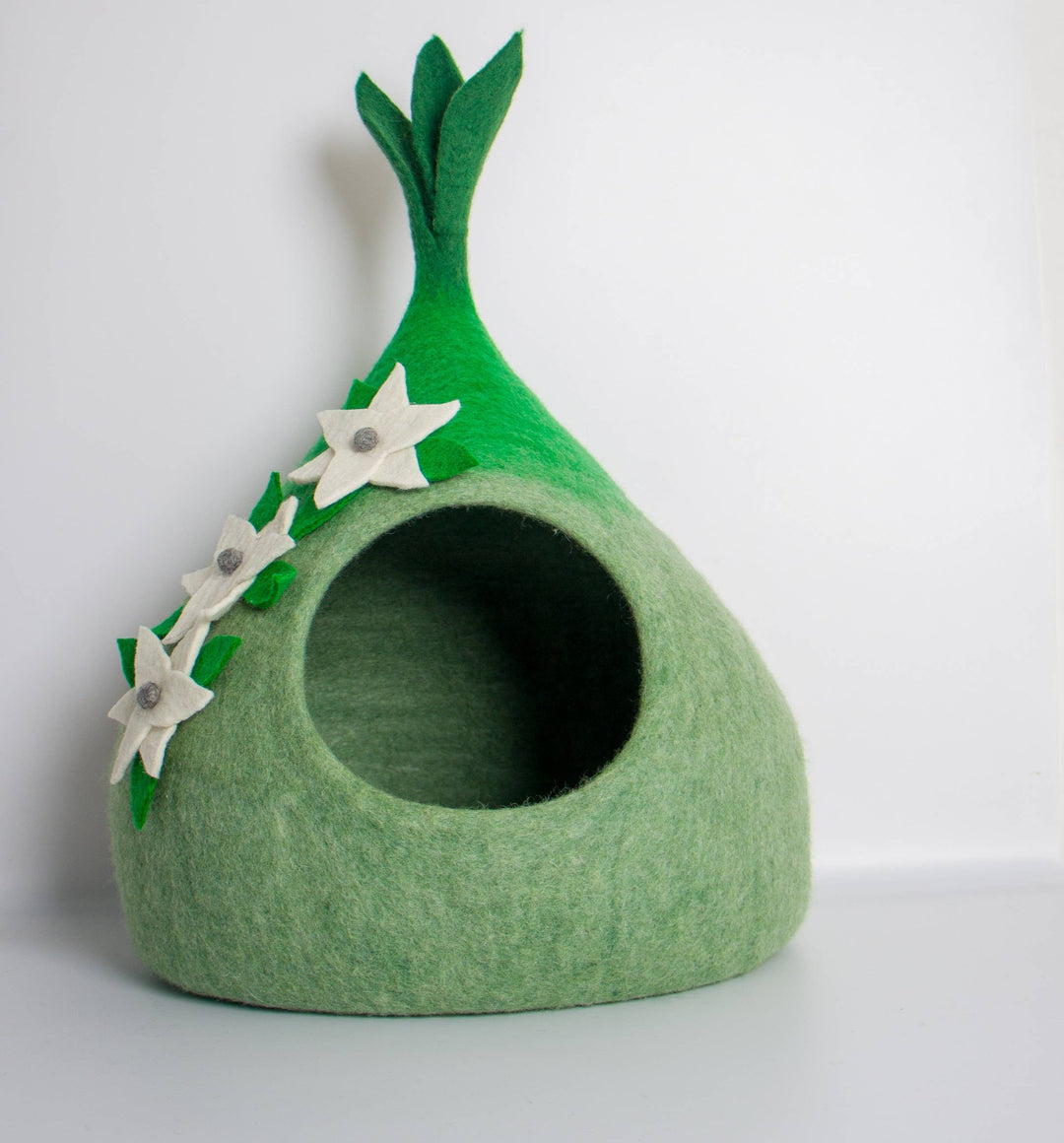 Leaf-Shaped Felt Cat Cave – Handmade Wool Pet Bed