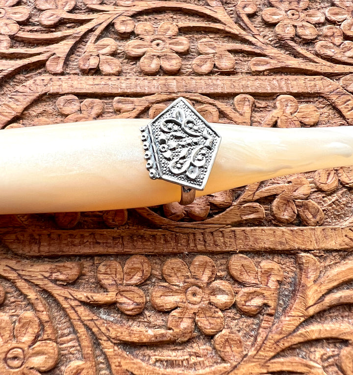 Darn Good Yarn: Sam's Serendipity Finds - Live Auction Item: Sterling Silver Ring Size 5, Clothing and Accessories