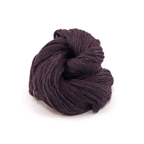 cake of yarn in the color black (black) with a white background